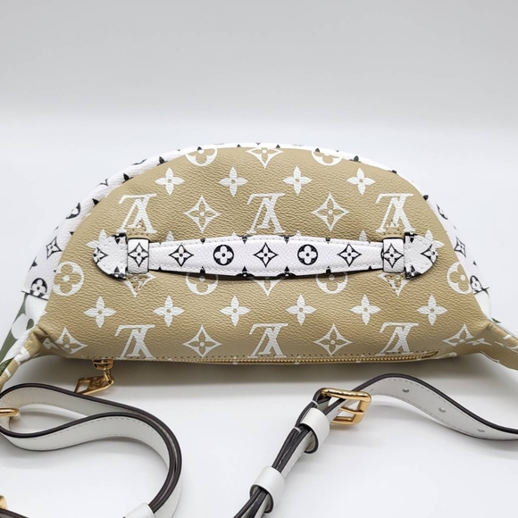 New Kept Unused LV Bumbag Monogram Giant 2019 - Picture 4 of 14